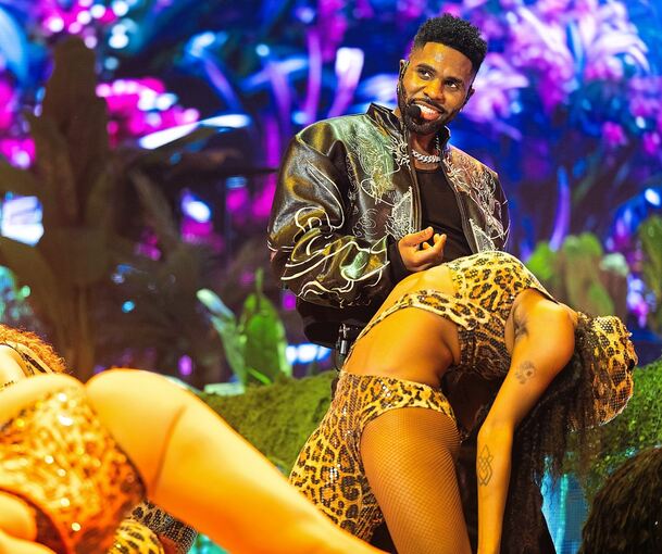 Overload an pulsierenden Farben, Körpern und Sounds: Jason Derulo bei seinem Auftritt in der Stuttgarter Schleyer-Halle.