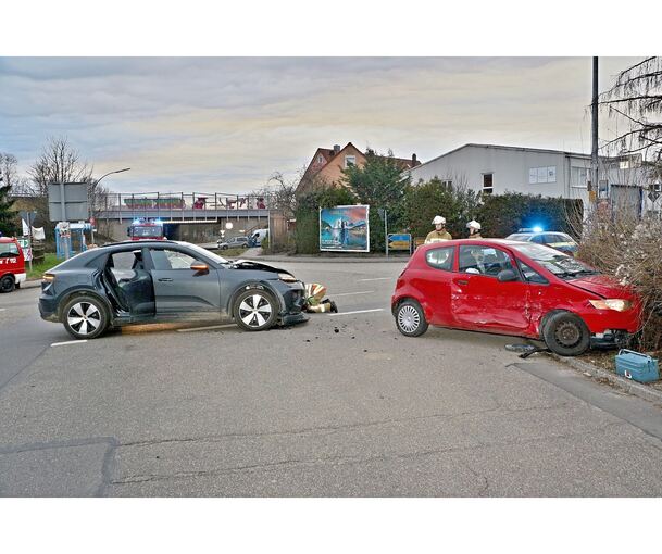 An beiden Autos entstand ein hoher Sachschaden.