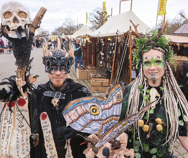 Für das Mittelalter-Spektakel haben sich einige Besucher und Standbetreiber in Schale geworfen.