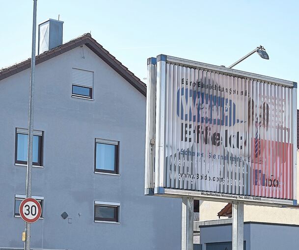 Drehbare Lamellen zeigen auf dieser Werbefläche in Kirchheim wechselnde Motive.