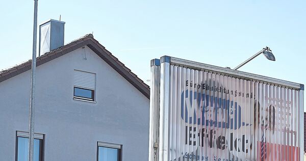 Drehbare Lamellen zeigen auf dieser Werbefläche in Kirchheim wechselnde Motive.