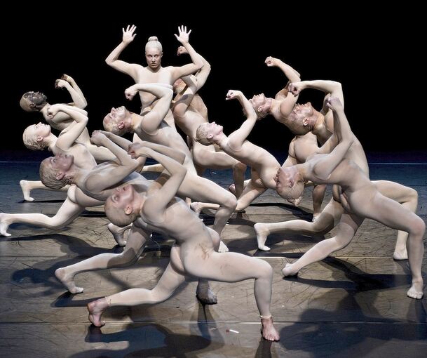 Die Tänzer des Hessischen Staatsballetts brillieren mit zwölffacher Synchronizität.