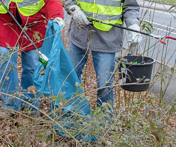 Auch an Straßenrändern wurde fleißig Unrat eingesammelt.