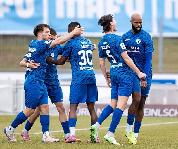 Torschütze Meghon Valpoort (rechts) und seine Teamkollegen Lukas Laupheimer, Leon Petö, Ryan Adigo und Paul Polauke (von links) feiern die Freiberger 1:0-Führung.