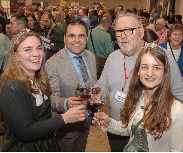 Weinmesse in der sanierten Harzberghalle: Auch Bürgermeister Ralf Zimmermann probierte den ein oder anderen Tropfen.