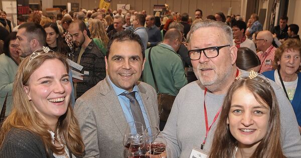 Weinmesse in der sanierten Harzberghalle: Auch Bürgermeister Ralf Zimmermann probierte den ein oder anderen Tropfen.