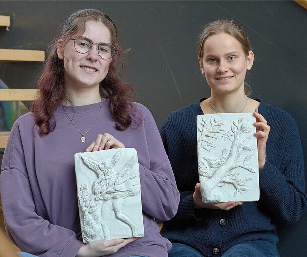 Christina Dietrich Pelfort und Mareile Böe haben sich im Unterricht mit Berninies „Apoll und Daphne“ beschäftigt und dazu ein Relief aus Ton gestaltet. Dieses und andere Werke sind auch beim Tag der offenen Tür am Freitag zu sehen.