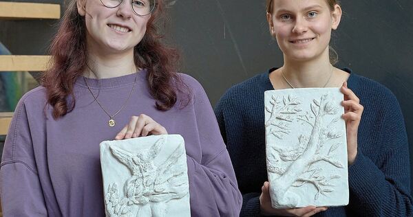 Christina Dietrich Pelfort und Mareile Böe haben sich im Unterricht mit Berninies „Apoll und Daphne“ beschäftigt und dazu ein Re Christina Dietrich Pelfort und Mareile Böe haben sich im Unterricht mit Berninies „Apoll und Daphne“ beschäftigt und dazu ein Relief aus Ton gestaltet. Dieses und andere Werke sind auch beim Tag der offenen Tür am Freitag zu sehen.