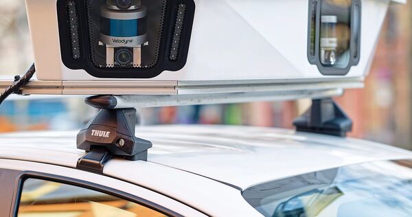 Das Scan-Auto ist mit Kameras ausgestattet, die alle parkenden Autos kontrollieren. Das Scan-Auto ist mit Kameras ausgestattet, die alle parkenden Autos kontrollieren.