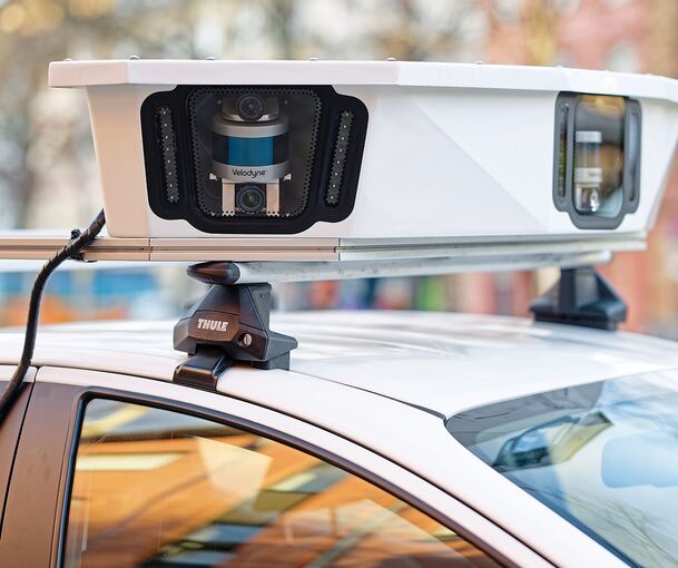 Mit Kameras werden die Kennzeichen aller parkenden Fahrzeuge erfasst.