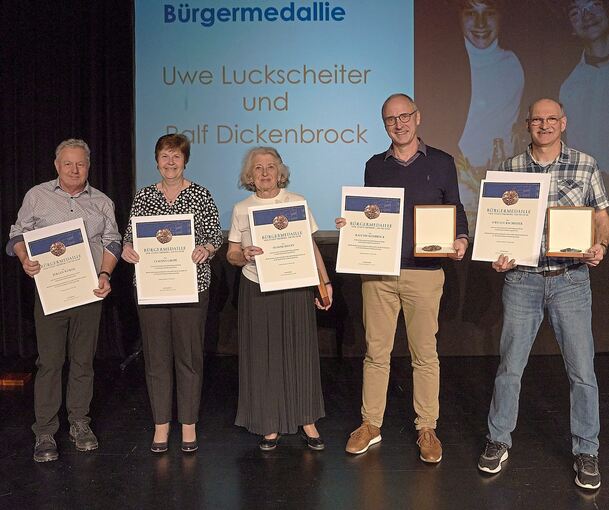Jürgen Würth, Claudia Große, Ivonne Selent, Ralf Dickenbrock und Uwe Luckscheiter erhielten Bürgermedaillen von Bürgermeister Jan Hambach.