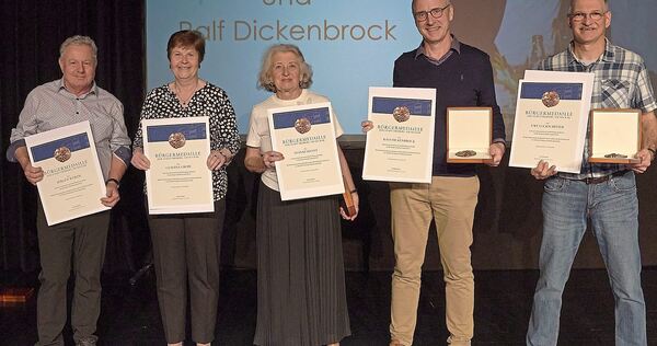Jürgen Würth, Claudia Große, Ivonne Selent, Ralf Dickenbrock und Uwe Luckscheiter erhielten Bürgermedaillen von Bürgermeister Jan Hambach.