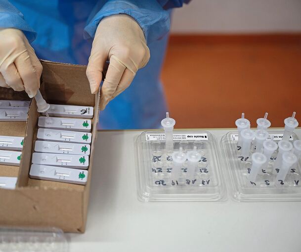 Wie viele Coronatests wurden tatsächlich in den Stationen der 60-Jährigen in Gerlingen und Stammheim durchgeführt? Darum geht es nun in einem Betrugsprozess mit einem angeklagten Schaden von rund einer Million Euro.