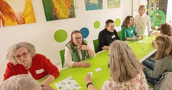 Fünf Minuten Zeit haben die Teilnehmenden beim Speedfriending in Marbach, um ihr Gegenüber kennenzulernen. Kerstin Münch (stehend) hat die Veranstaltung im Treff Q organisiert.