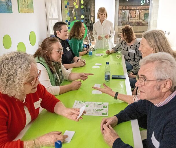 Fünf Minuten Zeit haben die Teilnehmenden beim Speedfriending in Marbach, um ihr Gegenüber kennenzulernen. Kerstin Münch (stehend) hat die Veranstaltung im Treff Q organisiert.