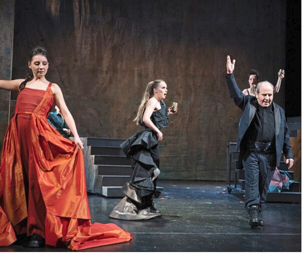 Der Kampf um Troja steht nur als Elefant im Raum. Von links.: Lily Frank (Kassandra), Eva Dorlaß (Polyxena), Martin Theuer (Priamos), Kristin Göpfert (Hekabe)