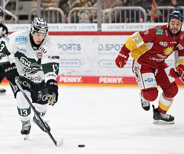 Starkes Comeback: Steelers-Stürmer Alex Dostie (links), hier im Laufduell mit dem einzigen Düsseldorfer Torschützen Nick Baptiste.