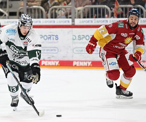 Starkes Comeback: Steelers-Stürmer Alex Dostie (links), hier im Laufduell mit dem einzigen Düsseldorfer Torschützen Nick Baptiste.