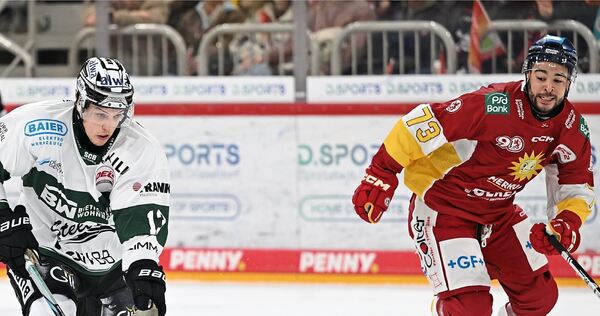 Starkes Comeback: Steelers-Stürmer Alex Dostie (links), hier im Laufduell mit dem einzigen Düsseldorfer Torschützen Nick Baptist Starkes Comeback: Steelers-Stürmer Alex Dostie (links), hier im Laufduell mit dem einzigen Düsseldorfer Torschützen Nick Baptiste.