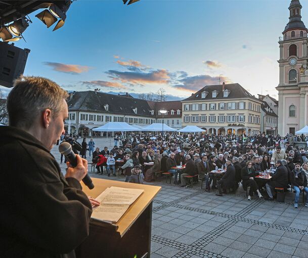 Zahlreiche Menschen trafen sich am Sonntagabend zum gemeinsamen Fastenbrechen auf dem Ludwigsburger Marktplatz.