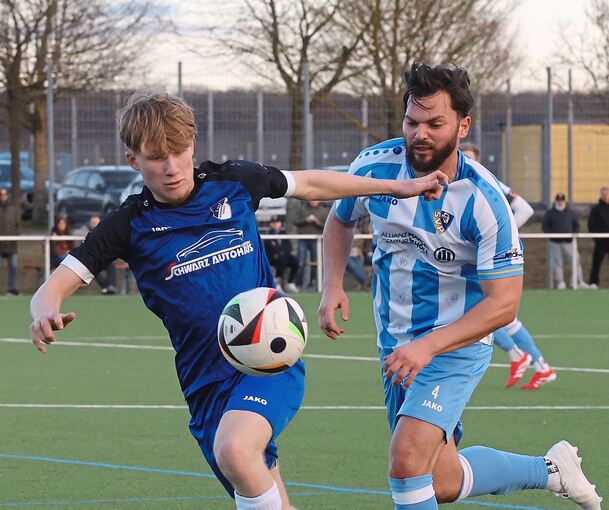 Der Münchinger Tamino Filipaj (links) im Duell mit Arbnor Ahmeti.