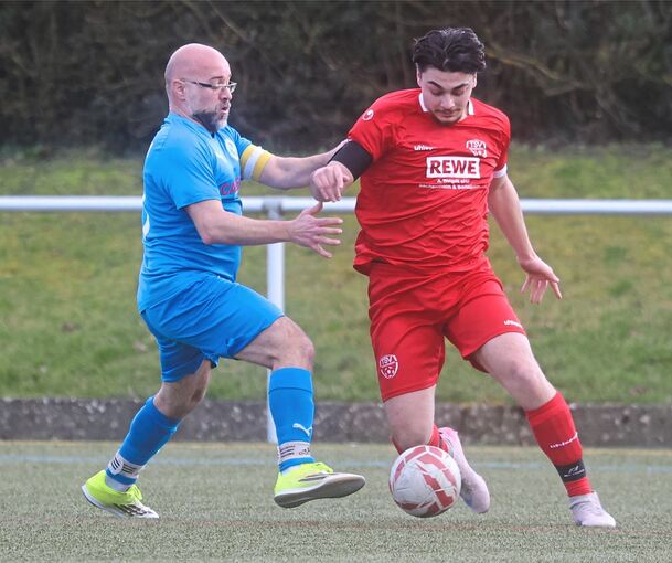 Die Sportfreunde Mundelsheim (in blau) bemühen sich gegen den TSV Bönnigheim.