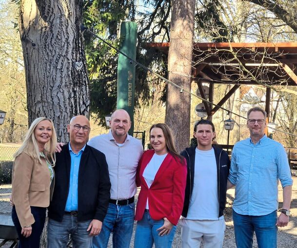 Nahtloser Übergang im Uferstüble (v.l.): Silke und Orhan Özbagci übergeben an Armin Weeber und Claudia Weeber-Barth samt Sohn Junior Eberhardt, rechts Betriebsleiter Dirk Vohland.