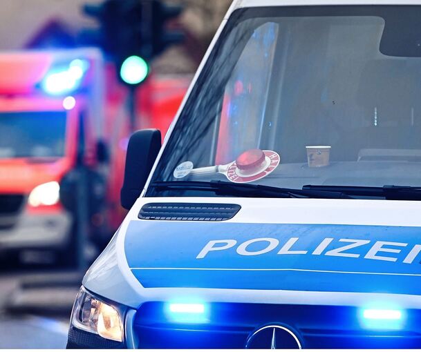 Einsatzkräfte brachten den Mann in ein Krankenhaus.