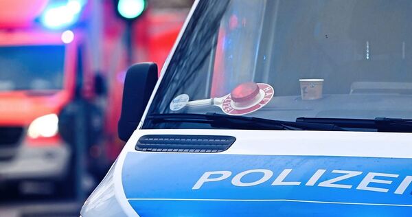 Einsatzkräfte brachten den Mann in ein Krankenhaus. Einsatzkräfte brachten den Mann in ein Krankenhaus.