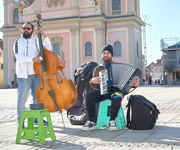 Die zwei Straßenmusiker Alex und Cosmin sorgen für die passende Stimmung.