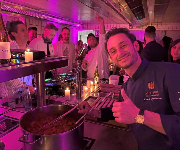 Ricardo Ottenbacher um Mitternacht in Aktion: Für seine ravenden Gäste gibt es zur Stärkung fürs Weiterfeiern noch ein Currywurstgulasch.