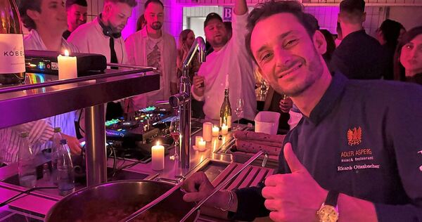 Ricardo Ottenbacher um Mitternacht in Aktion: Für seine ravenden Gäste gibt es zur Stärkung fürs Weiterfeiern noch ein Currywurs Ricardo Ottenbacher um Mitternacht in Aktion: Für seine ravenden Gäste gibt es zur Stärkung fürs Weiterfeiern noch ein Currywurstgulasch.