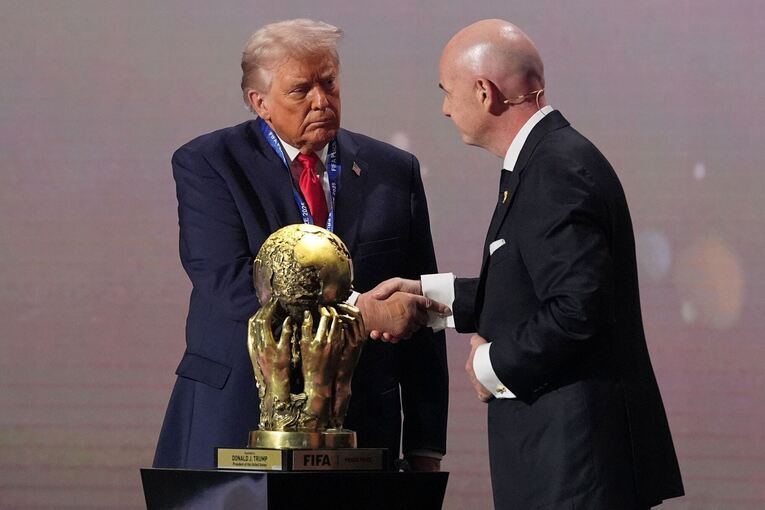 Donald Trump (l) und Gianni Infantino