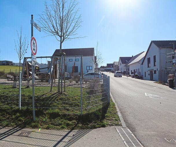 Nach Meinung einiger Eltern ist die Verkehrssituation am Spielplatz in der Straße „Im Hofener Feld“ gefährlich für Kinder.