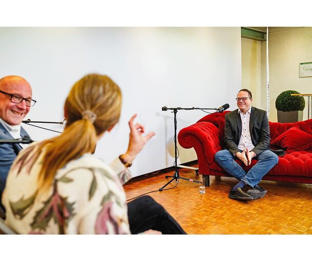 Ulrike Trampus und Stephan Wolf aus der LKZ-Chefredaktion im Gespräch mit Rafael Binkowski. Ulrike Trampus und Stephan Wolf aus der LKZ-Chefredaktion im Gespräch mit Rafael Binkowski.