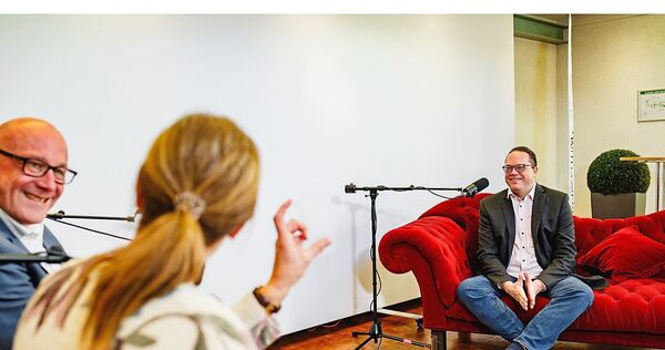 Ulrike Trampus und Stephan Wolf aus der LKZ-Chefredaktion im Gespräch mit Rafael Binkowski.