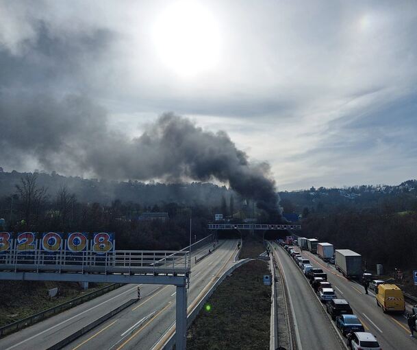 Die Rauchsäule ist weithin sichtbar.