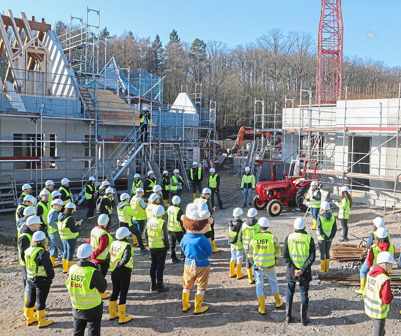 Zwei der drei Gebäude sind im Rohbau schon weit fortgeschritten.
