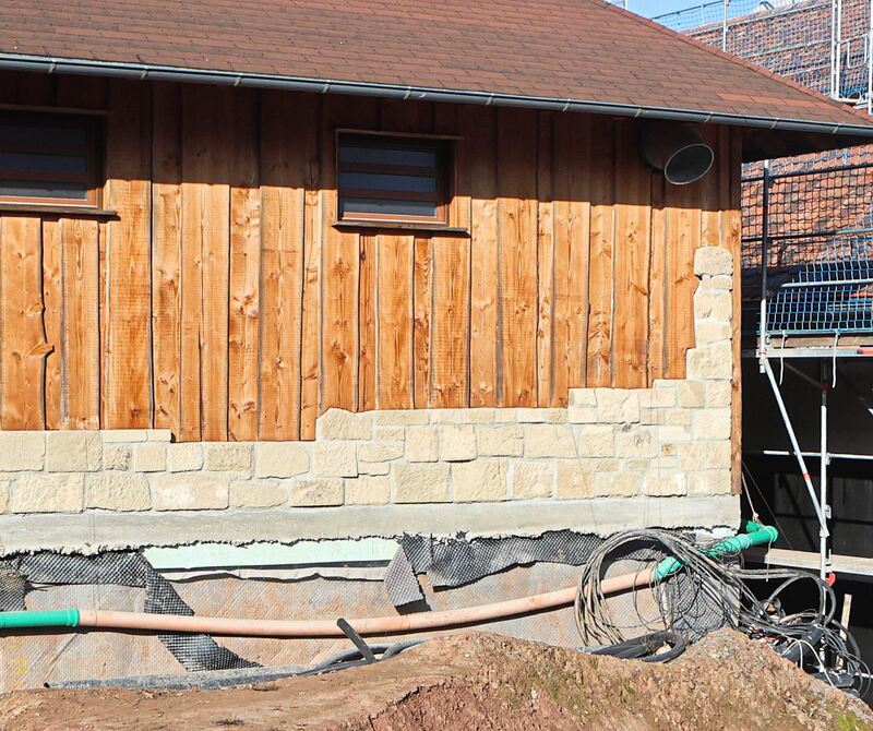 Mit besonderen Materialien werden die Gebäude „auf alt“ gestylt. Denn das Thema von Tripsdrill lautet „Schwaben anno 1880“.