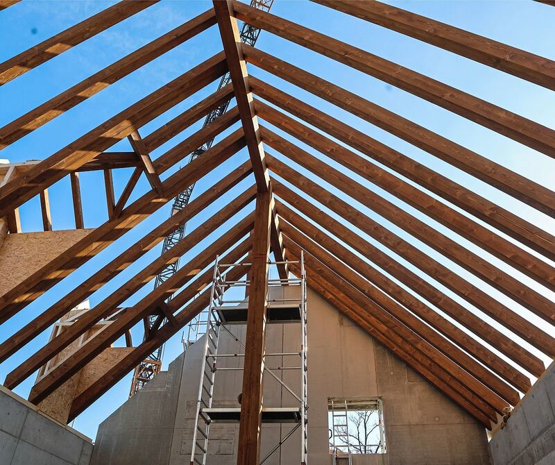 Die hohe Holzkonstruktion dieses Dachs wird von innen sichtbar bleiben.
