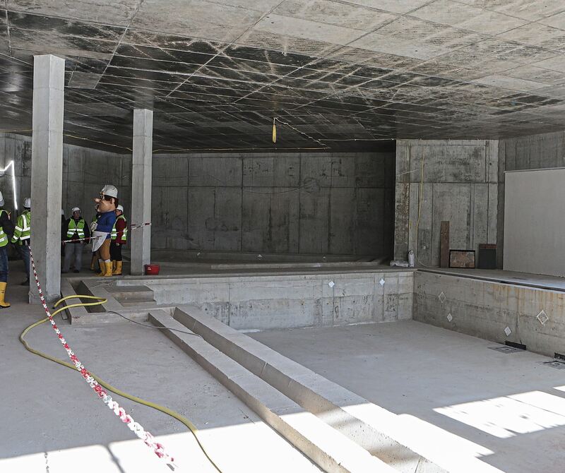 Hier wird das große Becken des Schwimmbads eingebaut.