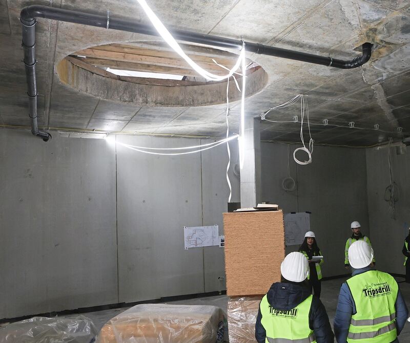 Die Beleuchtung auf der Baustelle könnte als moderne Kunst durchgehen.