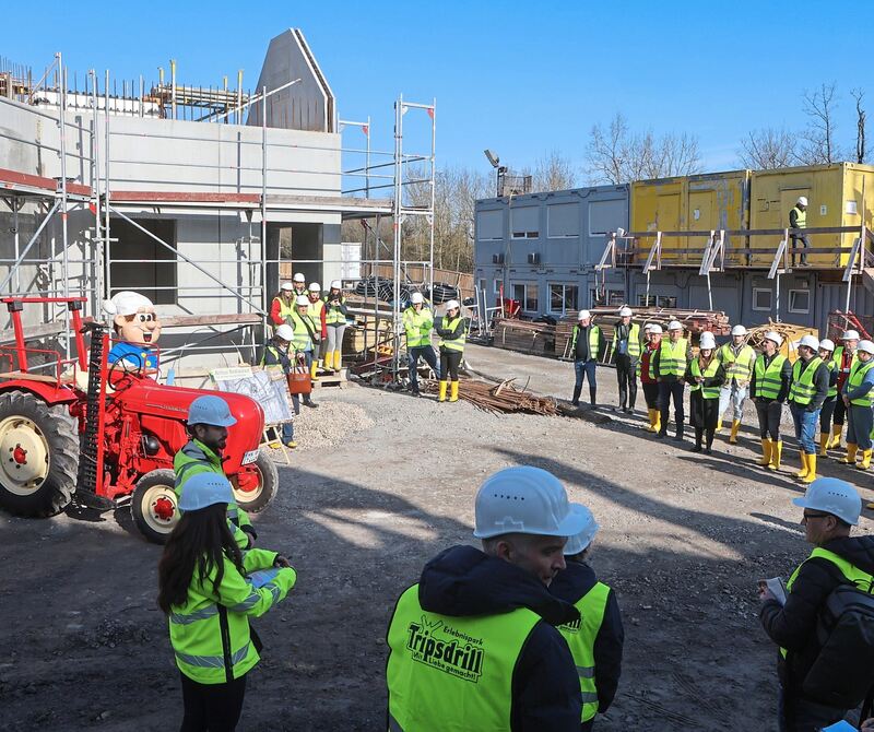 Zum Pressetermin ließ der Erlebnispark einen roten Porsche-Schlepper vorfahren. Er wird im Gastronomiebereich unter dem Dach hängen.