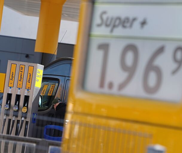 Die Preise an den Tankstellen steigen an.