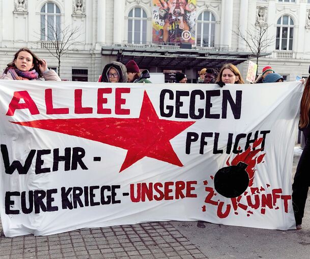 Auch in anderen Städten, hier in Hamburg, wehren sich Schüler gegen eine drohende Wehrpflicht.