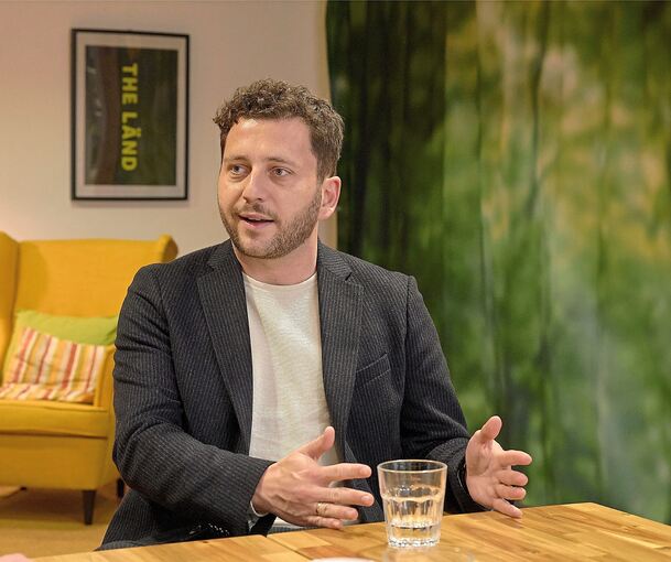 Grünen-Co-Chef Felix Banaszak beim Interview mit der LKZ im Büro der Ludwigsburger Grünen.