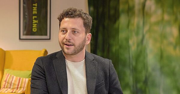 Grünen-Co-Chef Felix Banaszak beim Interview mit der LKZ im Büro der Ludwigsburger Grünen.