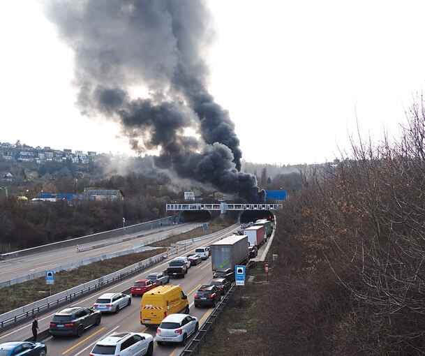 Dunkle Rauchwaden steigen aus dem Engelbergtunnel empor.