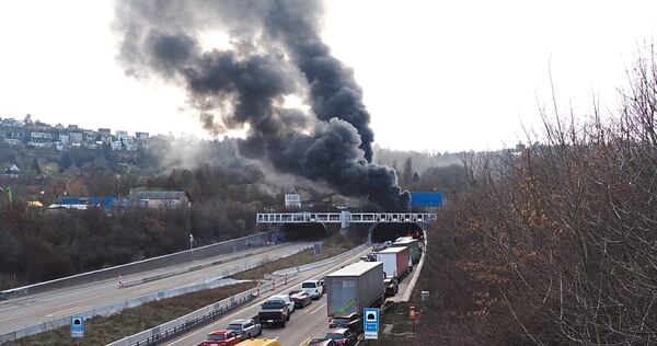 Dunkle Rauchwaden steigen aus dem Engelbergtunnel empor.