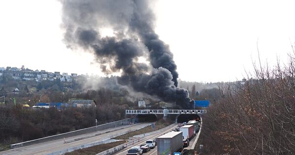 Großeinsatz auf der A81: Anfang März fängt ein Lastwagen im Engelbergtunnel Feuer und löst ein Verkehrschaos aus.
